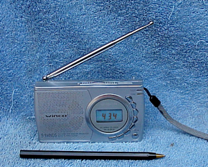 Fig.1 Radio moderna con un bol&iacute;grafo para comparar tama&ntilde;os